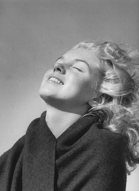 Fotógrafo André de Dienes clicou a estrela antes da fama em praia na Califórnia. Marilyn, ainda conhecida como Norma Jeane, tinha 20 anos