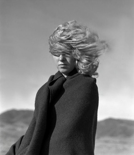 Fotógrafo André de Dienes clicou a estrela antes da fama em praia na Califórnia. Marilyn, ainda conhecida como Norma Jeane, tinha 20 anos