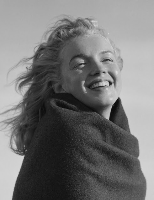 Fotógrafo André de Dienes clicou a estrela antes da fama em praia na Califórnia. Marilyn, ainda conhecida como Norma Jeane, tinha 20 anos