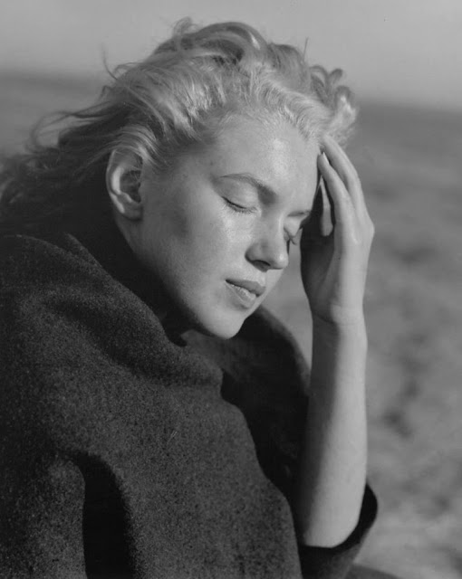 Fotógrafo André de Dienes clicou a estrela antes da fama em praia na Califórnia. Marilyn, ainda conhecida como Norma Jeane, tinha 20 anos