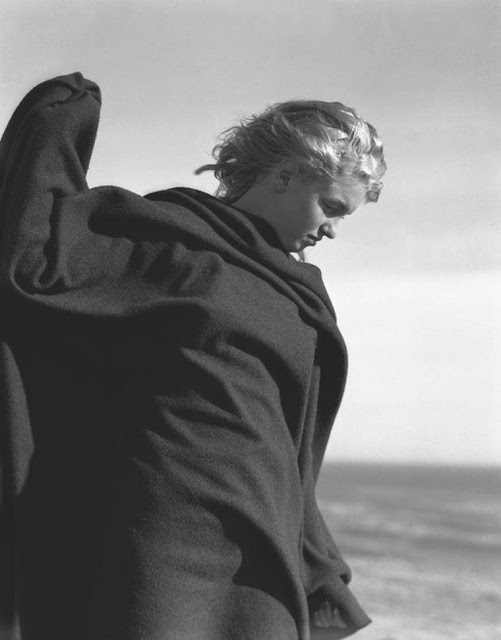 Fotógrafo André de Dienes clicou a estrela antes da fama em praia na Califórnia. Marilyn, ainda conhecida como Norma Jeane, tinha 20 anos