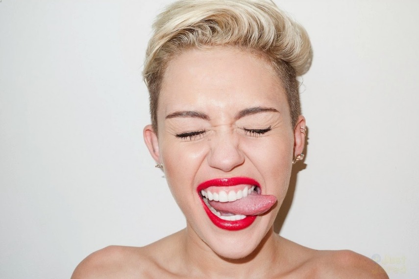 Quando bebê, Miley era tão sorridente que ganhou o apelido de Smiley, depois foi reduzido para Miley. Obcecada por emoticons com carinha sorridente, logo os fãs também entraram na onda da popstar que popularizou o twerk no mundo todo.