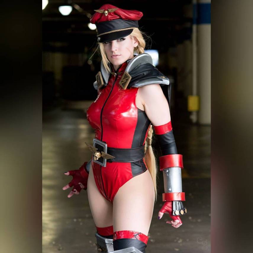 Mesmo que o lançamento de Street Fighter V não tenha sido lá grandes coisas, esta é uma franquia de jogos que estará sempre no coração dos amantes de games de luta. Esse também é o caso de Alicia Bellamy, uma cosplayer norte-americana que mora na Califórnia.  Sob o nome de VertVixen, Alicia faz diversos cosplays nas feiras por onde passa, seja como Samus Zero Suit ou Mulher-Maravilha, tanto que já ganhou vários prêmios pelas fantasias que costura. Ela foi o primeiro lugar na Long Beach Comicon de 2015 e segundo lugar da Phoenix Comicon de 2014.  Mas dois personagens de Street Fighter estão entre os preferidos de Alicia: a lutadora Cammy e a versão feminina que criou para M. Bison. Tanto no Facebook quanto no Instagram, seus cosplays das lutadoras ganham centenas de likes. 