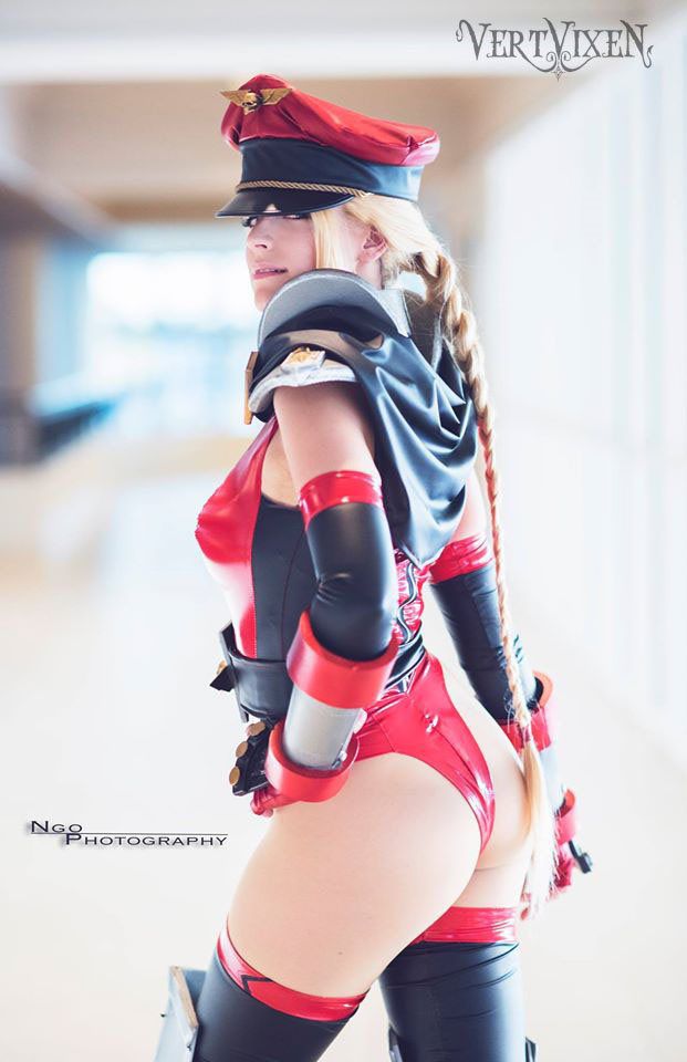 Mesmo que o lançamento de Street Fighter V não tenha sido lá grandes coisas, esta é uma franquia de jogos que estará sempre no coração dos amantes de games de luta. Esse também é o caso de Alicia Bellamy, uma cosplayer norte-americana que mora na Califórnia.  Sob o nome de VertVixen, Alicia faz diversos cosplays nas feiras por onde passa, seja como Samus Zero Suit ou Mulher-Maravilha, tanto que já ganhou vários prêmios pelas fantasias que costura. Ela foi o primeiro lugar na Long Beach Comicon de 2015 e segundo lugar da Phoenix Comicon de 2014.  Mas dois personagens de Street Fighter estão entre os preferidos de Alicia: a lutadora Cammy e a versão feminina que criou para M. Bison. Tanto no Facebook quanto no Instagram, seus cosplays das lutadoras ganham centenas de likes. 