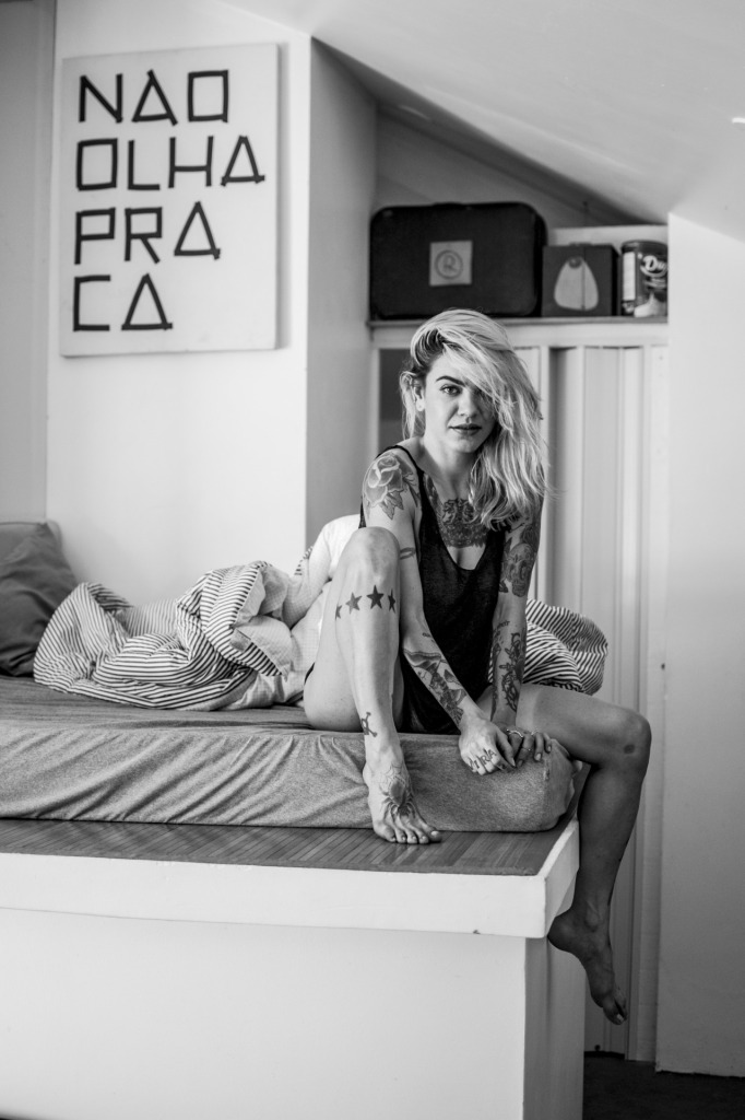 Para o carioca Bruno Brin, a arte é longa e a vida é breve. Neste projeto ele decidiu mostrar a beleza das mulheres em sua intimidade. Com olhar de artista, ele fez vários cliques incríveis usando apenas jogo de luz e sombra