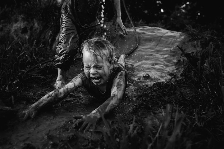 Fotógrafa registra a infância dos filhos perto de animais e da natureza