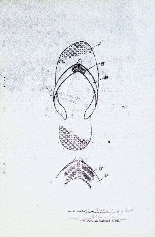 Com nome inspirado no Havaí, ela foi feita baseada na Zori, uma tradicional sandália japonesa que tem tiras de tecido e sola de palha de arroz. Sabe os “gominhos” da palmilha da Havaianas? Eles existem justamente para imitar a palha de arroz da Zori