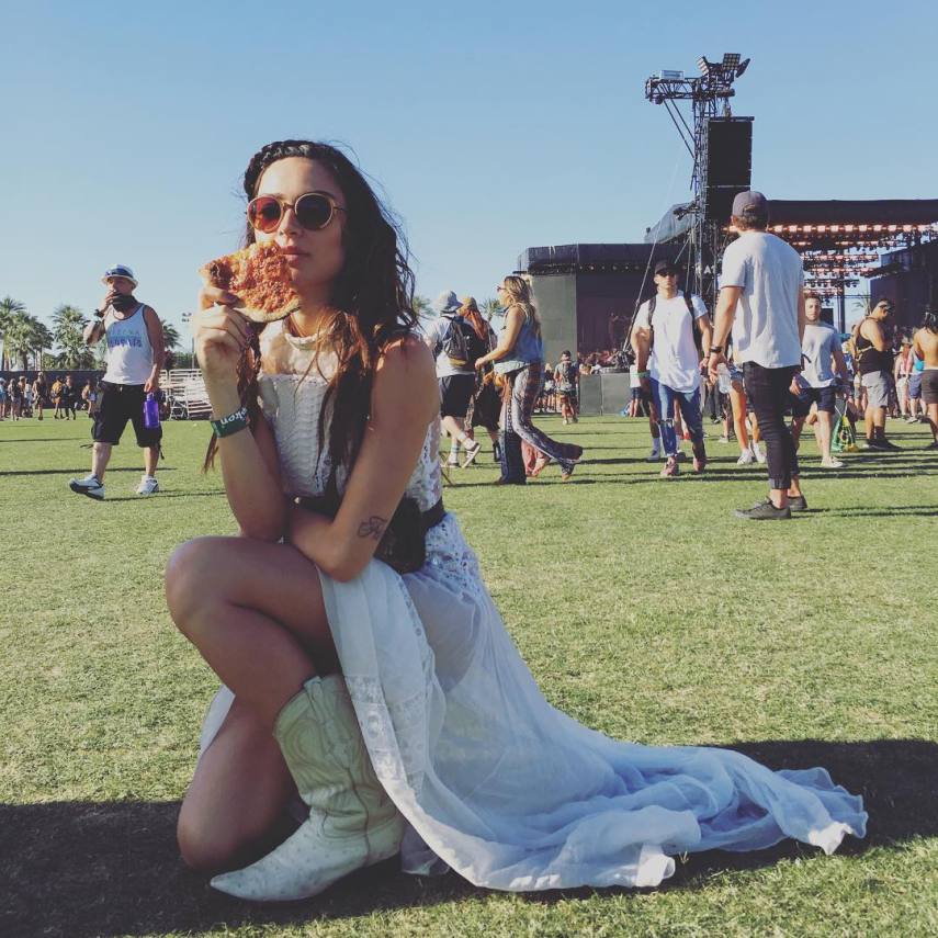 Sabe aquele amigo seu que viaja no feriado enquanto você fica em casa procurando o que fazer? Este é mais ou menos o jeito que anda o Instagram de Thaila Ayala e Bruna Marquezine, que foram curtir o festival de música Coachella, nos Estados Unidos. As atrizes curtiram todo o sol do deserto de Indio, na Califórnia, e mostram seus momentos de curtição.