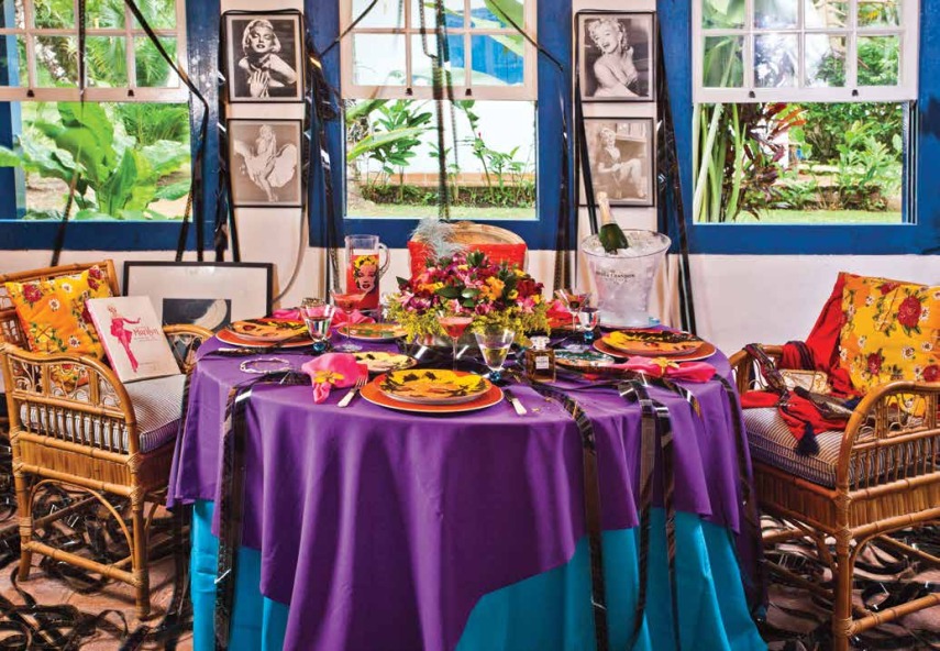 Mesa inspirada na atriz Marilyn Monroe. Cores fortes e utensílios temáticos deixam a proposta mais moderna e jovem
