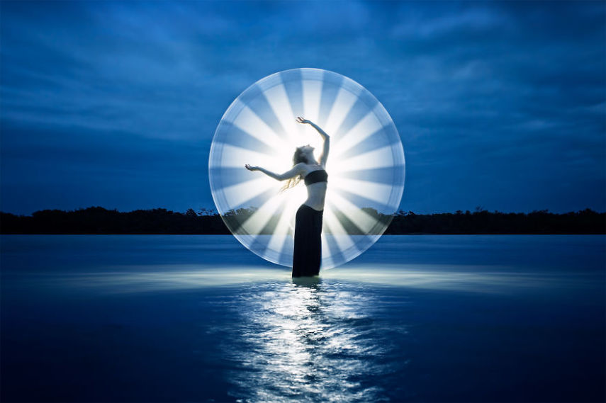 Light painting é um recurso que sempre fascinou fotógrafos. Usando a longa exposição das câmeras em ambientes escuros, é possível usar o rastro de lanternas para criar desenhos. O fotógrafo Eric Paré levou o tema a um outro nível usando bastões de LED.  