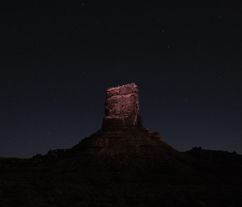 Fotografia noturna é sempre desafiadora por lidar com a ausência de luz e a necessidade de deixar a câmera em longas exposições. Reuben Wu usou toda sua criatividade para fazer o seu ensaio chamado Lux Noctis.  Para lhe a ajudar a iluminar grandes paisagens, em vez de flashes,  o fotógrafo colocou potentes painéis de LED em drones guiados por GPS. É com um o uso dessas aeronaves não tripuladas para fotografia, mas Wu preferiu testar esse tipo de iluminação voadora.  O protótipo, chamado de AL250, foi feito por uma empresa chamada Fiilex, montado sobre um drone 3DR Solo.  