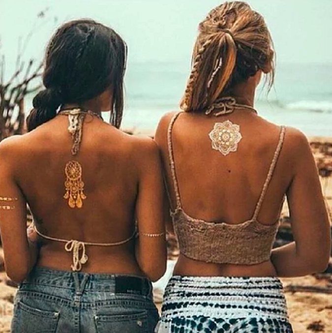 As tatuagens temporárias não são mais de baixa qualidade como as que vinham em chicletes dos anos 90. Muita gente que não quer se tatuar de verdade acaba optando por essas opções que duram alguns dias e saem facilmente com água e uma boa esfregada. Agora, outra moda que já passou por aqui alguns anos atrás tem feito a cabeça do pessoal no Instagram: as tatuagens metalizadas.  De acordo com o site Tattoodo, a hashtag #metallictattoos tem bombado no Instagram, principalmente com o Verão se aproximando do hemisfério norte.  Como no Brasil o Verão praticamente dura o ano inteiro, reunimos algumas ideias de tatuagens metalizadas para vocês.