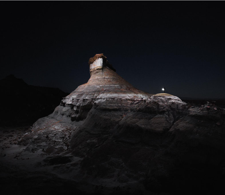 Fotografia noturna é sempre desafiadora por lidar com a ausência de luz e a necessidade de deixar a câmera em longas exposições. Reuben Wu usou toda sua criatividade para fazer o seu ensaio chamado Lux Noctis. Para lhe a ajudar a iluminar grandes paisagens, em vez de flashes, o fotógrafo colocou potentes painéis de LED em drones guiados por GPS. É com um o uso dessas aeronaves não tripuladas para fotografia, mas Wu preferiu testar esse tipo de iluminação voadora. O protótipo, chamado de AL250, foi feito por uma empresa chamada Fiilex, montado sobre um drone 3DR Solo.