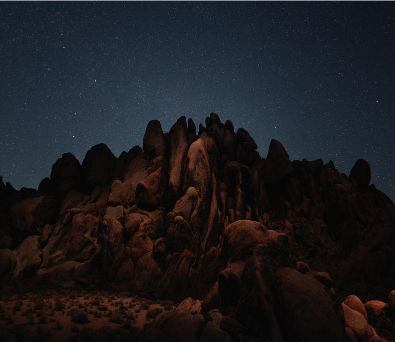 Fotografia noturna é sempre desafiadora por lidar com a ausência de luz e a necessidade de deixar a câmera em longas exposições. Reuben Wu usou toda sua criatividade para fazer o seu ensaio chamado Lux Noctis.  Para lhe a ajudar a iluminar grandes paisagens, em vez de flashes,  o fotógrafo colocou potentes painéis de LED em drones guiados por GPS. É com um o uso dessas aeronaves não tripuladas para fotografia, mas Wu preferiu testar esse tipo de iluminação voadora.  O protótipo, chamado de AL250, foi feito por uma empresa chamada Fiilex, montado sobre um drone 3DR Solo.  