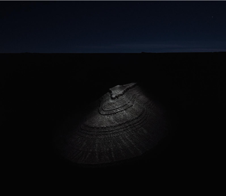 Fotografia noturna é sempre desafiadora por lidar com a ausência de luz e a necessidade de deixar a câmera em longas exposições. Reuben Wu usou toda sua criatividade para fazer o seu ensaio chamado Lux Noctis. Para lhe a ajudar a iluminar grandes paisagens, em vez de flashes, o fotógrafo colocou potentes painéis de LED em drones guiados por GPS. É com um o uso dessas aeronaves não tripuladas para fotografia, mas Wu preferiu testar esse tipo de iluminação voadora. O protótipo, chamado de AL250, foi feito por uma empresa chamada Fiilex, montado sobre um drone 3DR Solo.