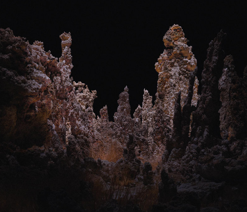 Fotografia noturna é sempre desafiadora por lidar com a ausência de luz e a necessidade de deixar a câmera em longas exposições. Reuben Wu usou toda sua criatividade para fazer o seu ensaio chamado Lux Noctis. Para lhe a ajudar a iluminar grandes paisagens, em vez de flashes, o fotógrafo colocou potentes painéis de LED em drones guiados por GPS. É com um o uso dessas aeronaves não tripuladas para fotografia, mas Wu preferiu testar esse tipo de iluminação voadora. O protótipo, chamado de AL250, foi feito por uma empresa chamada Fiilex, montado sobre um drone 3DR Solo.