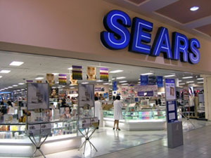 Que tal pegar o seu celular enorme da BCP e ligar para a Arapuã e aproveitar essas ofertas? Aproveite todo o dinheiro guardado no Bamerindus, para comprar umas roupas no Mappin e quem sabe passar no Supermercado Sé para reabastecer sua despensa. Você já parou para pensar quantas marcas que estiveram presentes no Brasil desapareceram das ruas e da TV? Boa parte delas simplesmente mudou sua identidade visual para se modernizar ou se fundiram em operações de multinacionais, como a Telesp Celular com a Vivo, ou a pasta dental Kolynos que virou Sorriso. Mas tantas marcas que eram presentes em nossas vidas, como Mappin e Mesbla, simplesmente deram espaço para outras novidades.