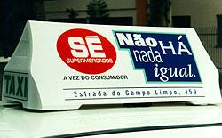 Que tal pegar o seu celular enorme da BCP e ligar para a Arapuã e aproveitar essas ofertas? Aproveite todo o dinheiro guardado no Bamerindus, para comprar umas roupas no Mappin e quem sabe passar no Supermercado Sé para reabastecer sua despensa.  Você já parou para pensar quantas marcas que estiveram presentes no Brasil desapareceram das ruas e da TV?  Boa parte delas simplesmente mudou sua identidade visual para se modernizar ou se fundiram em operações de multinacionais, como a Telesp Celular com a Vivo, ou a pasta dental Kolynos que virou Sorriso. Mas tantas marcas que eram presentes em nossas vidas, como Mappin e Mesbla, simplesmente deram espaço para outras novidades.