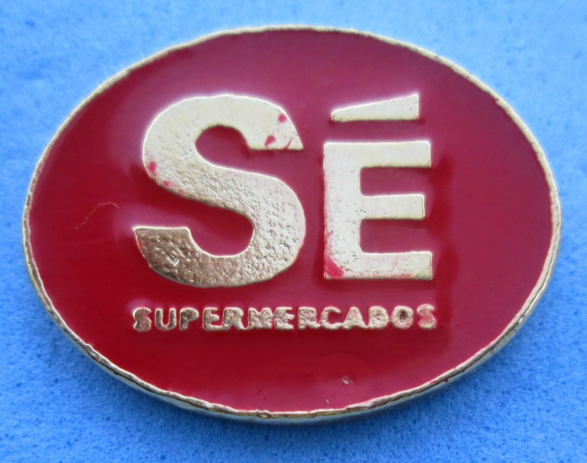 Que tal pegar o seu celular enorme da BCP e ligar para a Arapuã e aproveitar essas ofertas? Aproveite todo o dinheiro guardado no Bamerindus, para comprar umas roupas no Mappin e quem sabe passar no Supermercado Sé para reabastecer sua despensa.  Você já parou para pensar quantas marcas que estiveram presentes no Brasil desapareceram das ruas e da TV?  Boa parte delas simplesmente mudou sua identidade visual para se modernizar ou se fundiram em operações de multinacionais, como a Telesp Celular com a Vivo, ou a pasta dental Kolynos que virou Sorriso. Mas tantas marcas que eram presentes em nossas vidas, como Mappin e Mesbla, simplesmente deram espaço para outras novidades.