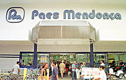 Que tal pegar o seu celular enorme da BCP e ligar para a Arapuã e aproveitar essas ofertas? Aproveite todo o dinheiro guardado no Bamerindus, para comprar umas roupas no Mappin e quem sabe passar no Supermercado Sé para reabastecer sua despensa.  Você já parou para pensar quantas marcas que estiveram presentes no Brasil desapareceram das ruas e da TV?  Boa parte delas simplesmente mudou sua identidade visual para se modernizar ou se fundiram em operações de multinacionais, como a Telesp Celular com a Vivo, ou a pasta dental Kolynos que virou Sorriso. Mas tantas marcas que eram presentes em nossas vidas, como Mappin e Mesbla, simplesmente deram espaço para outras novidades.