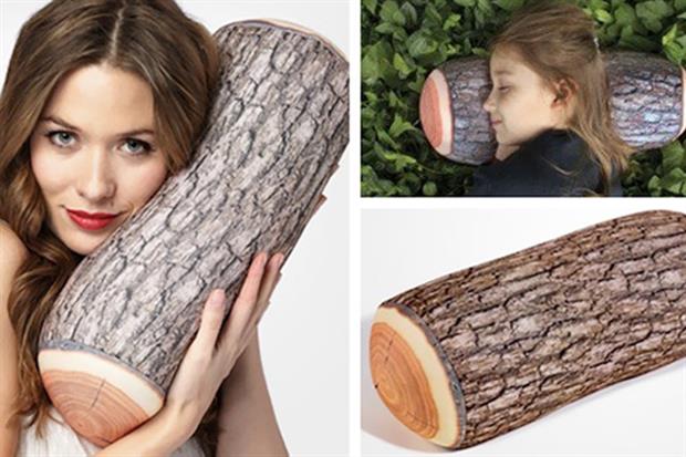 Travesseiro em forma de tronco para ficar 'camuflado' na natureza