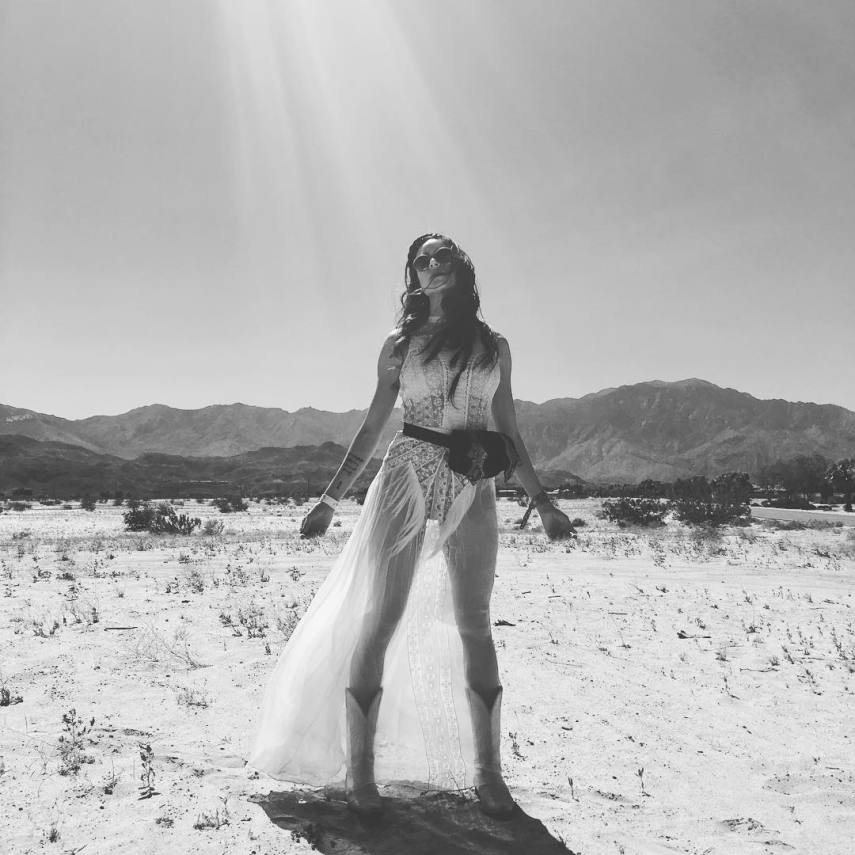 Sabe aquele amigo seu que viaja no feriado enquanto você fica em casa procurando o que fazer? Este é mais ou menos o jeito que anda o Instagram de Thaila Ayala e Bruna Marquezine, que foram curtir o festival de música Coachella, nos Estados Unidos. As atrizes curtiram todo o sol do deserto de Indio, na Califórnia, e mostram seus momentos de curtição.