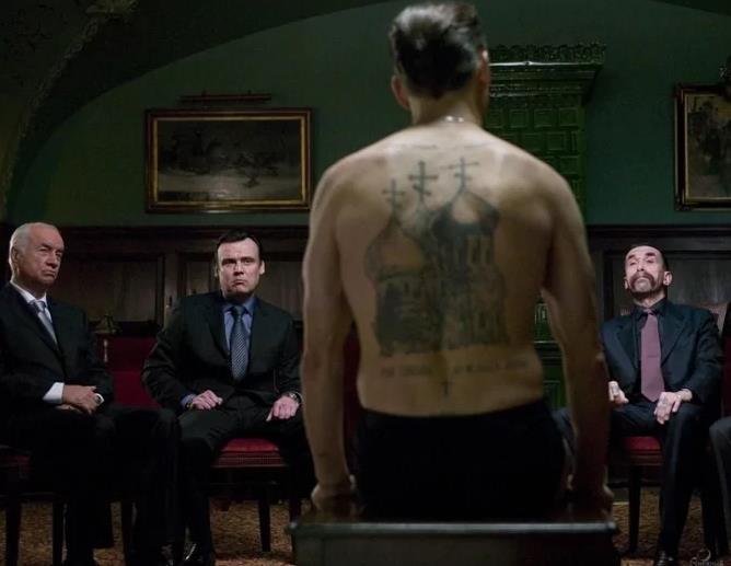 O filme fala sobre a máfia russa e como os criminosos usam as tatuagens para exibir seu status