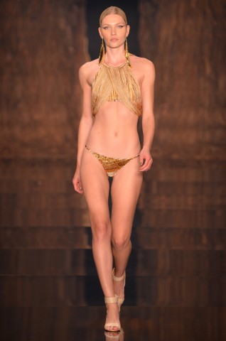 Na Água de Coco, a modelo Aline Weber também vestiu uma peça