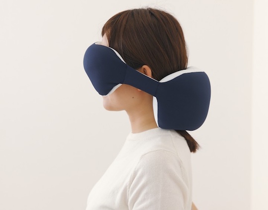 Os japoneses inventaram o King Eye Mask. Ele é um tipo de travesseiro que pode ser usado a qualquer hora do dia e em qualquer lugar. O diferencial e maior vantagem é a proteção da luz do sol. 
