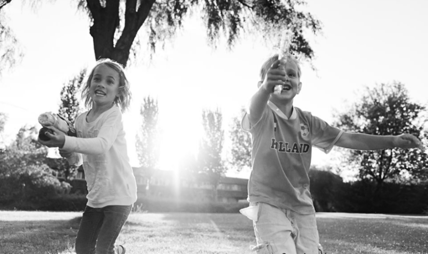 Fotógrafo holandês registra a amizade linda do seu filho de cinco anos com sua melhor amiga