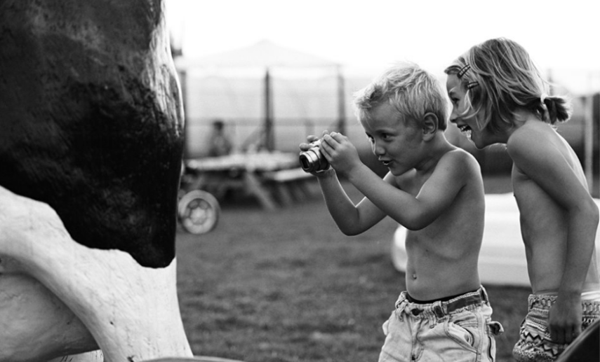 Fotógrafo holandês registra a amizade linda do seu filho de cinco anos com sua melhor amiga