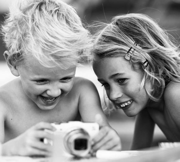 Fotógrafo holandês registra a amizade linda do seu filho de cinco anos com sua melhor amiga