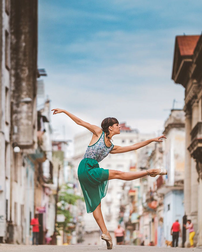 O fotógrafo Omar Z. Robles clicou alguns dos melhores bailarinos do mundo fazendo seus movimentos em ruas de Cuba