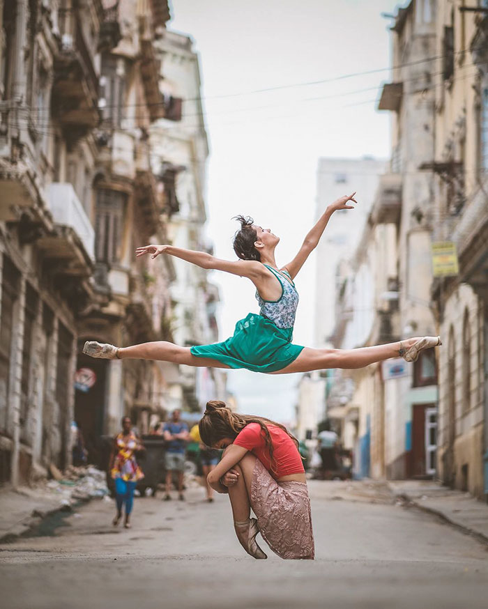 O fotógrafo Omar Z. Robles clicou alguns dos melhores bailarinos do mundo fazendo seus movimentos em ruas de Cuba