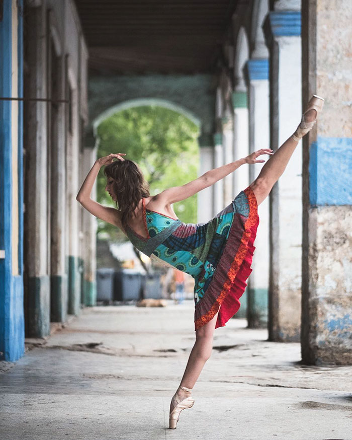 O fotógrafo Omar Z. Robles clicou alguns dos melhores bailarinos do mundo fazendo seus movimentos em ruas de Cuba