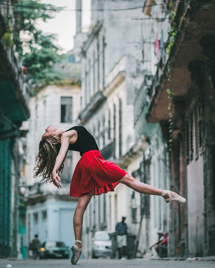 O fotógrafo Omar Z. Robles clicou alguns dos melhores bailarinos do mundo fazendo seus movimentos em ruas de Cuba