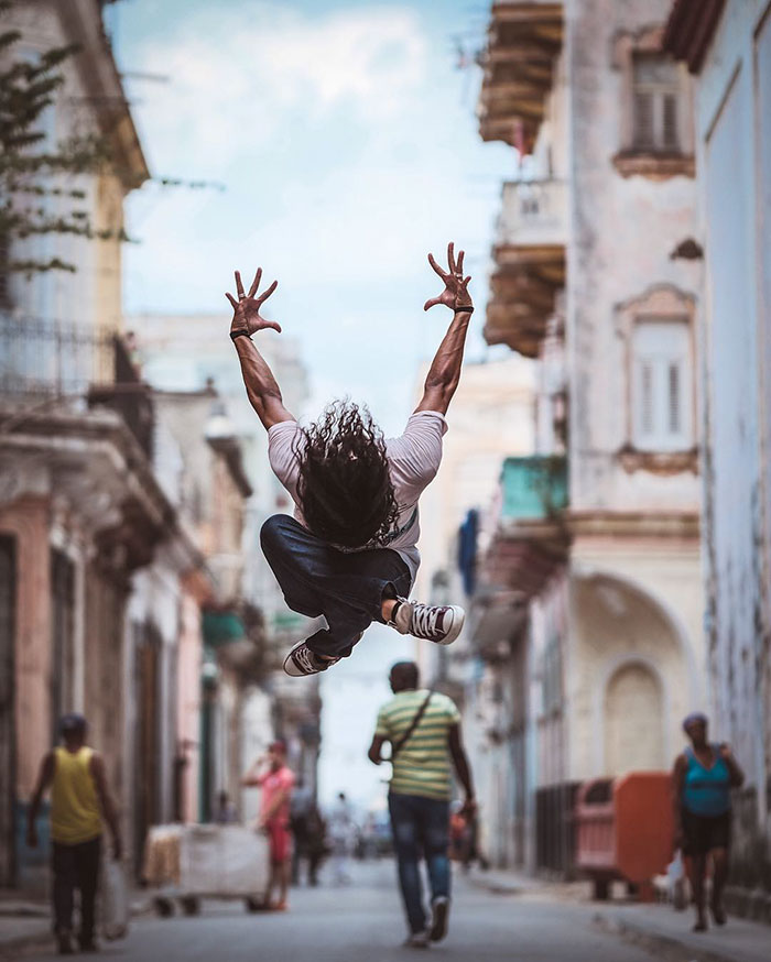 O fotógrafo Omar Z. Robles clicou alguns dos melhores bailarinos do mundo fazendo seus movimentos em ruas de Cuba