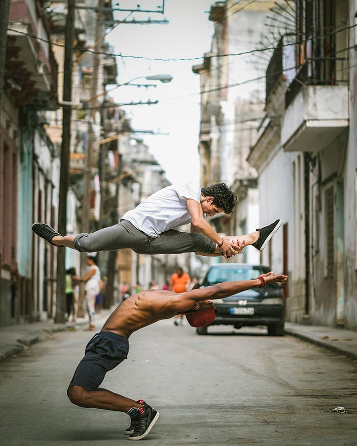 O fotógrafo Omar Z. Robles clicou alguns dos melhores bailarinos do mundo fazendo seus movimentos em ruas de Cuba