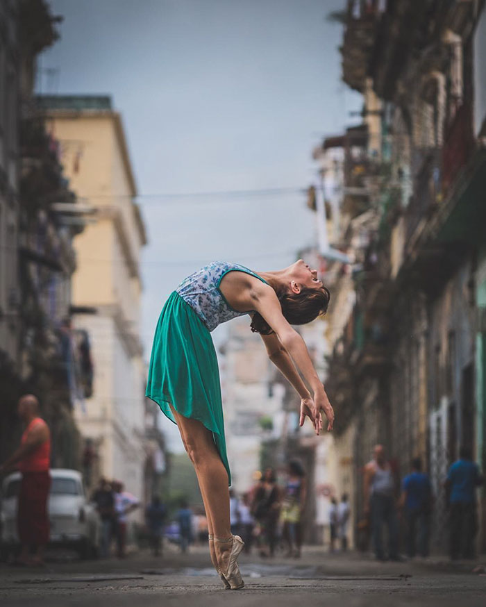 O fotógrafo Omar Z. Robles clicou alguns dos melhores bailarinos do mundo fazendo seus movimentos em ruas de Cuba