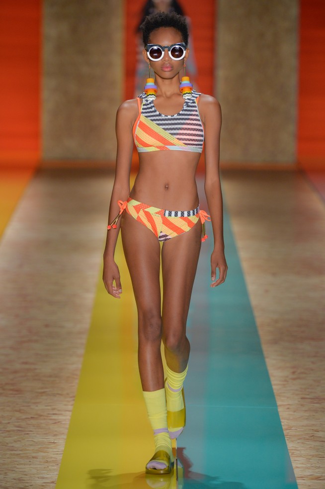 O top frente única veio para ficar no universo de beachwear. Na Salinas, tem uma pegada mais fitness