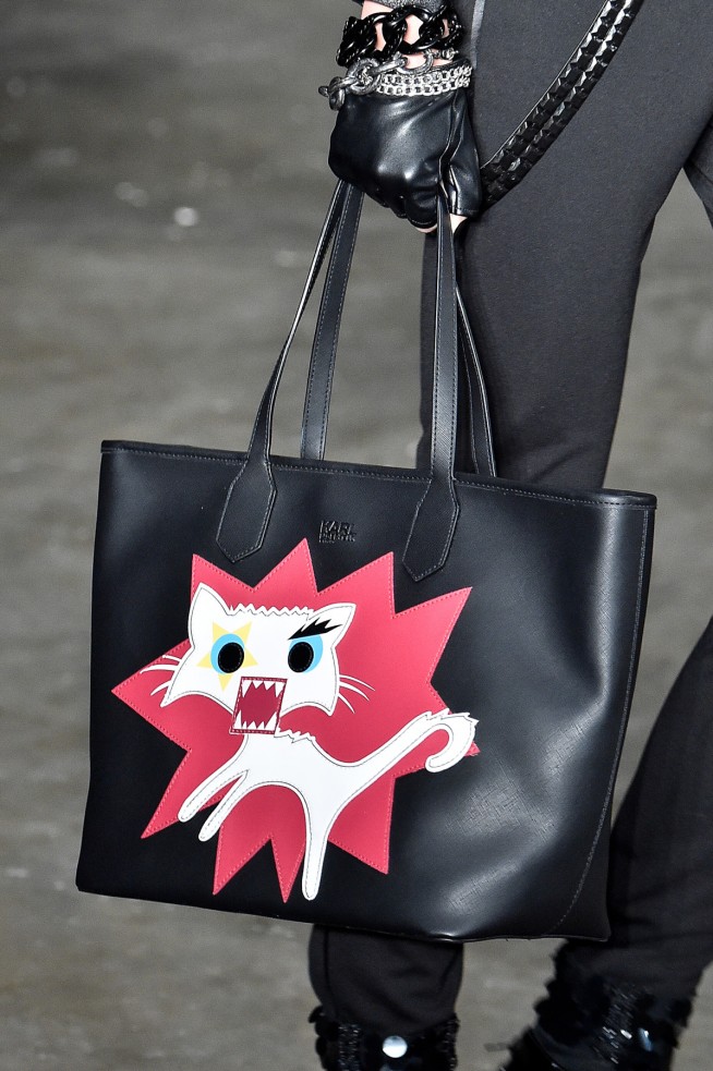 A gatinha famosa de Karl Lagerfeld virou desenho em bolsa da coleção que o estilista criou em parceria com a Riachuelo