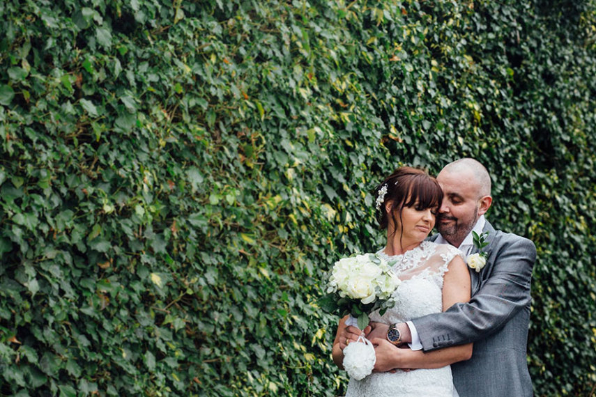 Noiva raspou os cabelos no próprio casamento para homenagear o noivo que está com um câncer terminal