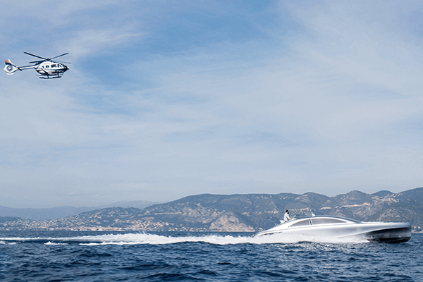 A Mercedes-Benz é uma fabricante famosa por seu luxo e excelência em carros. E agora eles têm um barco. E não é um barco qualquer. O iate conceito Arrow 460 Granturismo Edition Yatch teve seu projeto mostrado em 2012 no Monaco Yatch Show, e agora está vivo. Chamado de