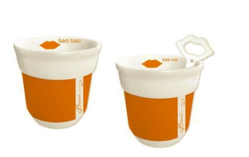 Conjunto com 4 xícaras e colheres de porcelana. R$ 99.90.