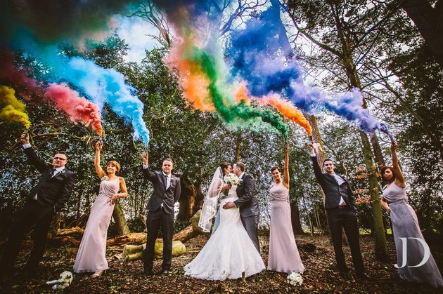Fumaça colorida dá ar moderno e romântico ao álbum dos recém-casados