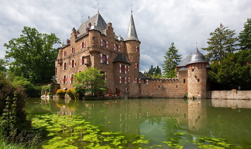 Este castelo do século 14, conhecido como Castelo Satzvey, disponibiliza um de seus quartos para dois hóspedes. O local não tem televisão, mas abriga várias obras de arte e antiguidades, por isso fumar na área interna é proibido