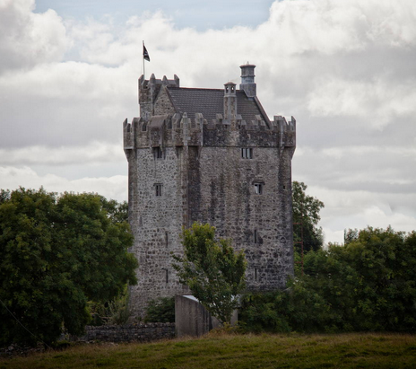A Irlanda tem inúmeros castelos para aluguel no Airbnb, mas escolhemos este que é pra quem realmente quer se sentir na Idade Média. Nada de luxos de nobres, mas sim uma construção de pedra, portas imensas de madeira maçiça, banheiros bem simples e aquele ar de que a história ali ficou parada no tempo. 