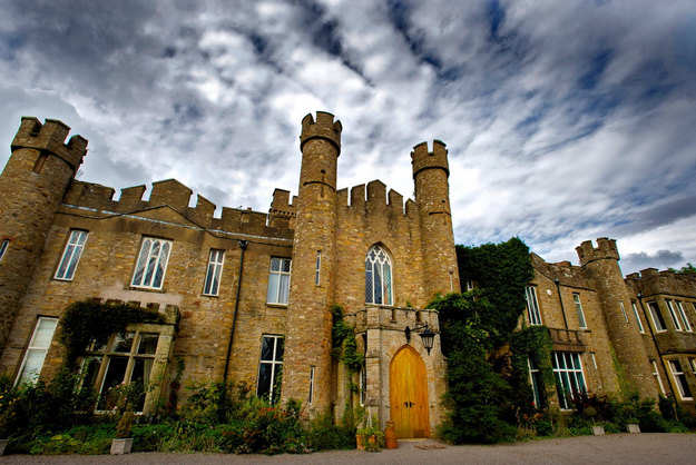 Conhecido como Augill Castle, este castelo foi construído em 1840. Atualmente, é onde moram um casal e seus filhos adolescentes, que alugam os quartos restantes para os hóspedes