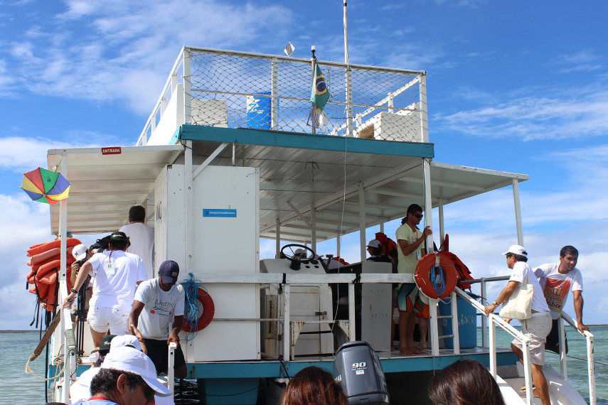 O serviço no passeio de catamarã é impecável. Tudo de acordo com o combinado. Frutas tropicais, água, água de coco e refrigerante são oferecidos. 