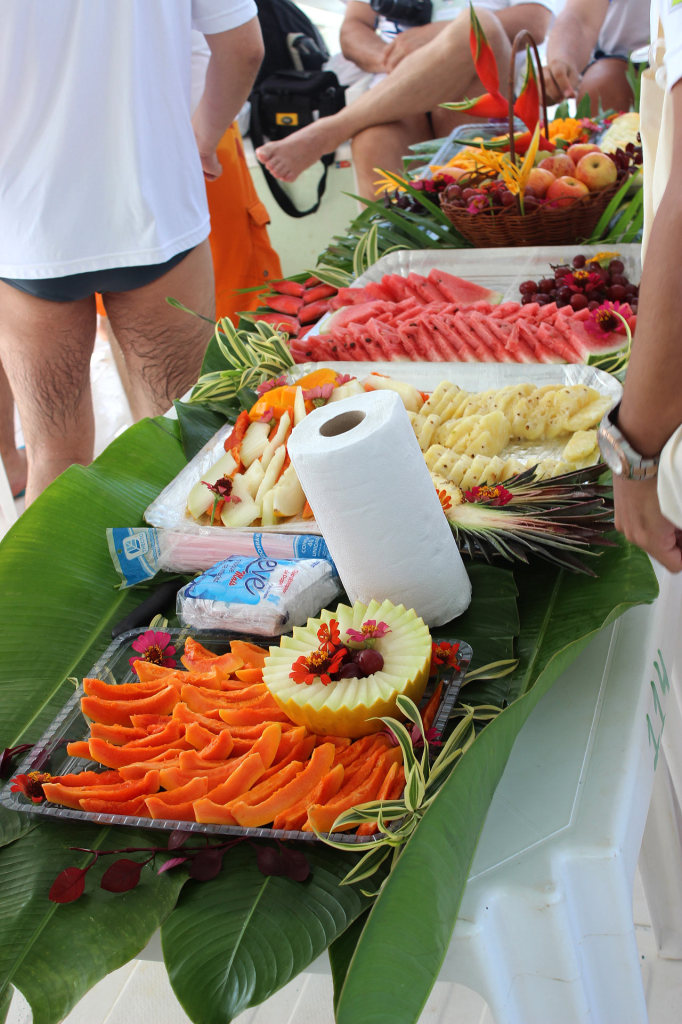 O serviço no passeio de catamarã é impecável. Tudo de acordo com o combinado. Frutas tropicais, água, água de coco e refrigerante são oferecidos. 